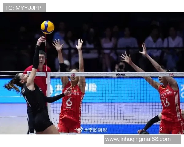 中国女排迎战土耳其队全力争胜展现实力与团队精神